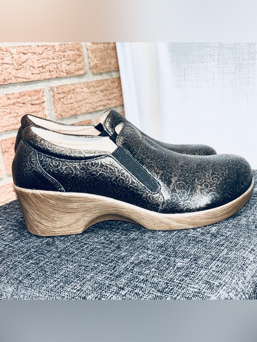 Alegria Eryn Bronze Tooled Leather Clogs Slip On Comfort Shoes EU 39 US 8 8.5 - Picture 2 of 7